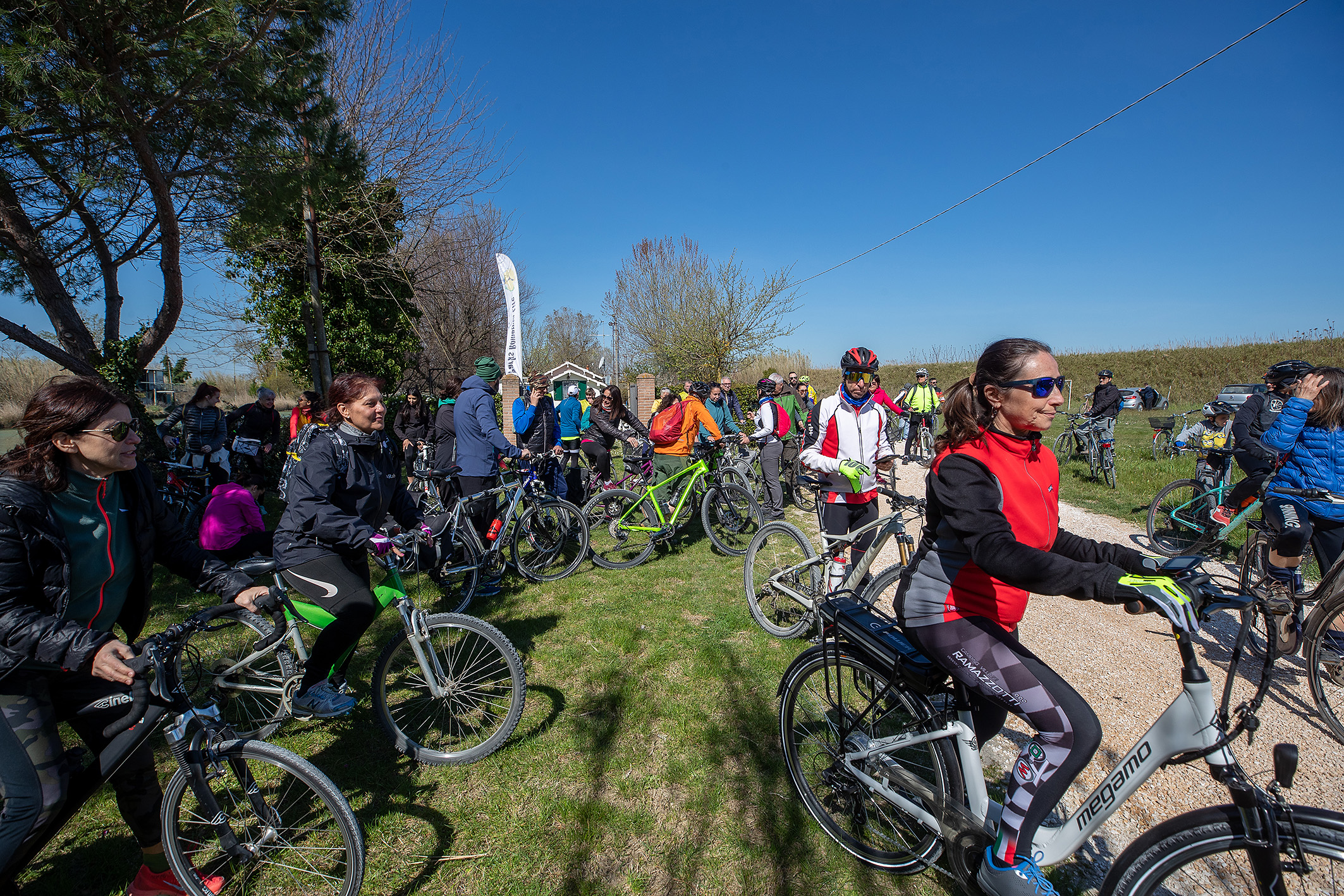 Cibi in bici, la manifestazione di Trail Romagna e CheftoChef- RavennaFood in compartecipazione col Comune di Ravenna, conferma il successo del turismo ambientale, ancor più se questo abbina alla scoperta del territorio il benessere e la gastronomia. 1000 i piatti preparati dagli chef Mattia Borroni, Erica Liverani, Matteo Salbaroli e Sabatino Restuccia (con il supporto di Sbrino) per i 250 partecipanti che in quattro tappe hanno percorso il tratto Sud del Parco del Delta del Po partendo dallo Chalet dei Giardini Pubblici di Ravenna. Un successo che è di buono auspicio per la pedalata della liberazione che vedrà ancora accanto Trail Romagna, Legambiente e FIAB Ravenna