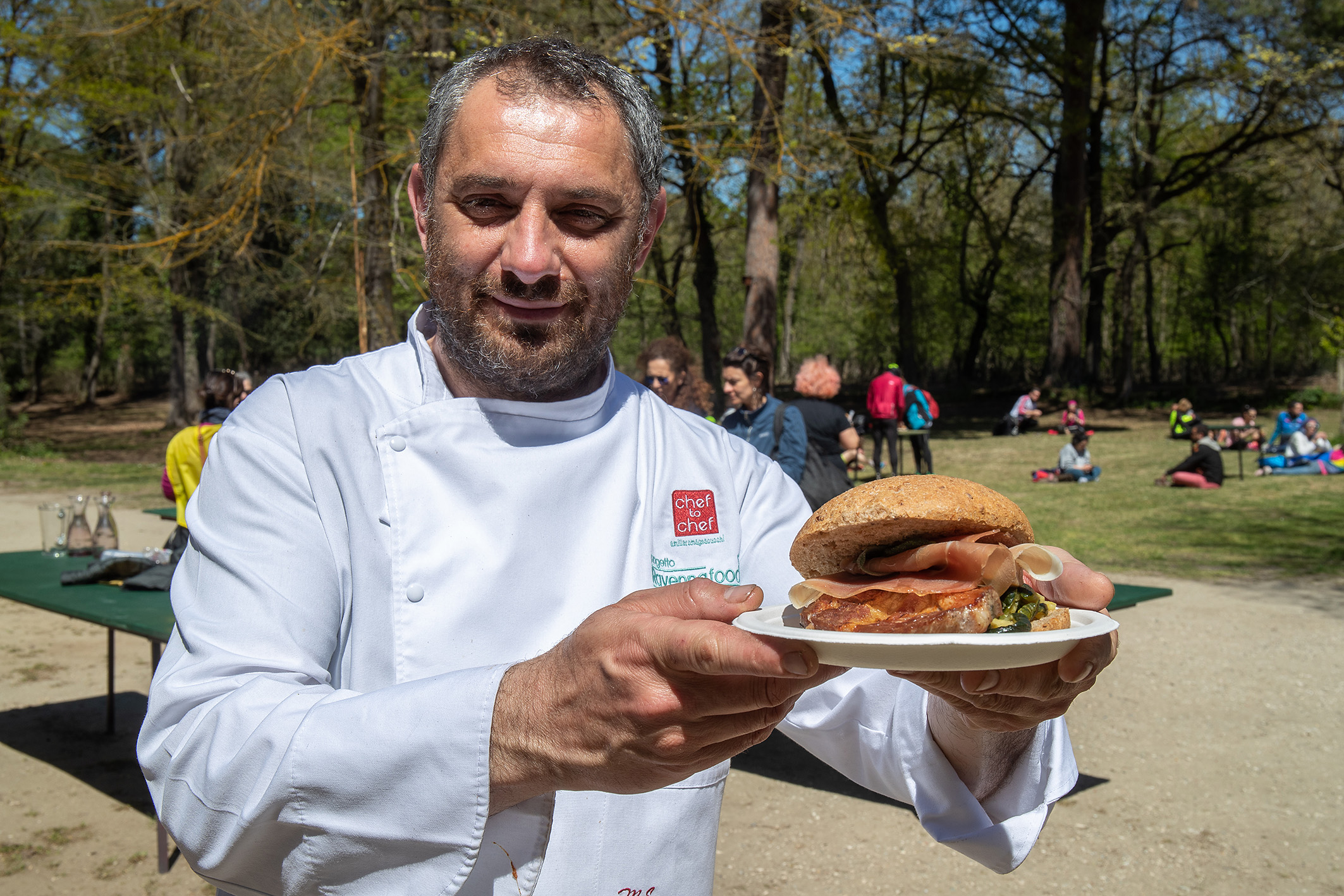 Cibi in bici, la manifestazione di Trail Romagna e CheftoChef- RavennaFood in compartecipazione col Comune di Ravenna, conferma il successo del turismo ambientale, ancor più se questo abbina alla scoperta del territorio il benessere e la gastronomia. 1000 i piatti preparati dagli chef Mattia Borroni, Erica Liverani, Matteo Salbaroli e Sabatino Restuccia (con il supporto di Sbrino) per i 250 partecipanti che in quattro tappe hanno percorso il tratto Sud del Parco del Delta del Po partendo dallo Chalet dei Giardini Pubblici di Ravenna. Un successo che è di buono auspicio per la pedalata della liberazione che vedrà ancora accanto Trail Romagna, Legambiente e FIAB Ravenna