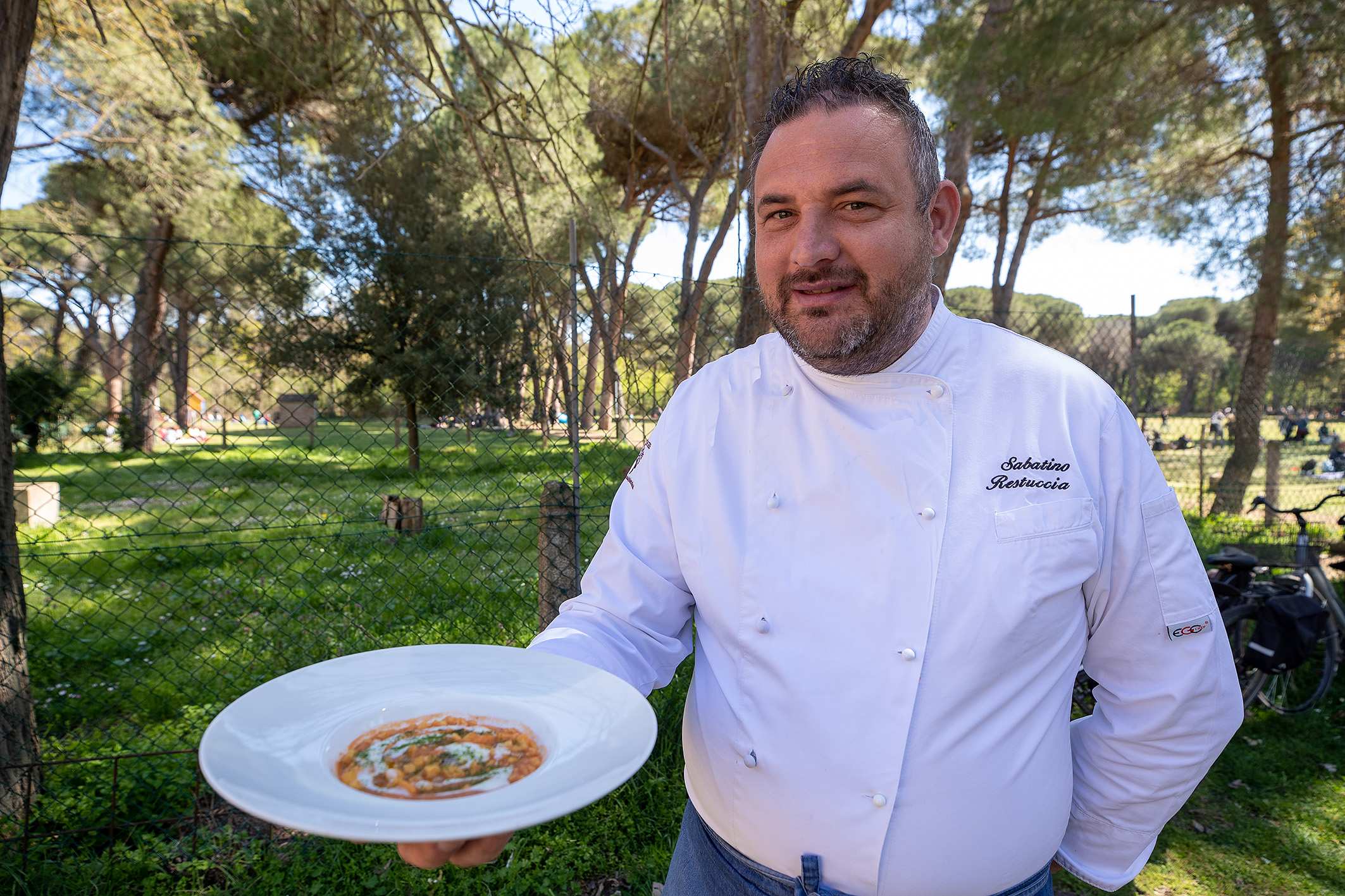 Cibi in bici, la manifestazione di Trail Romagna e CheftoChef- RavennaFood in compartecipazione col Comune di Ravenna, conferma il successo del turismo ambientale, ancor più se questo abbina alla scoperta del territorio il benessere e la gastronomia. 1000 i piatti preparati dagli chef Mattia Borroni, Erica Liverani, Matteo Salbaroli e Sabatino Restuccia (con il supporto di Sbrino) per i 250 partecipanti che in quattro tappe hanno percorso il tratto Sud del Parco del Delta del Po partendo dallo Chalet dei Giardini Pubblici di Ravenna. Un successo che è di buono auspicio per la pedalata della liberazione che vedrà ancora accanto Trail Romagna, Legambiente e FIAB Ravenna