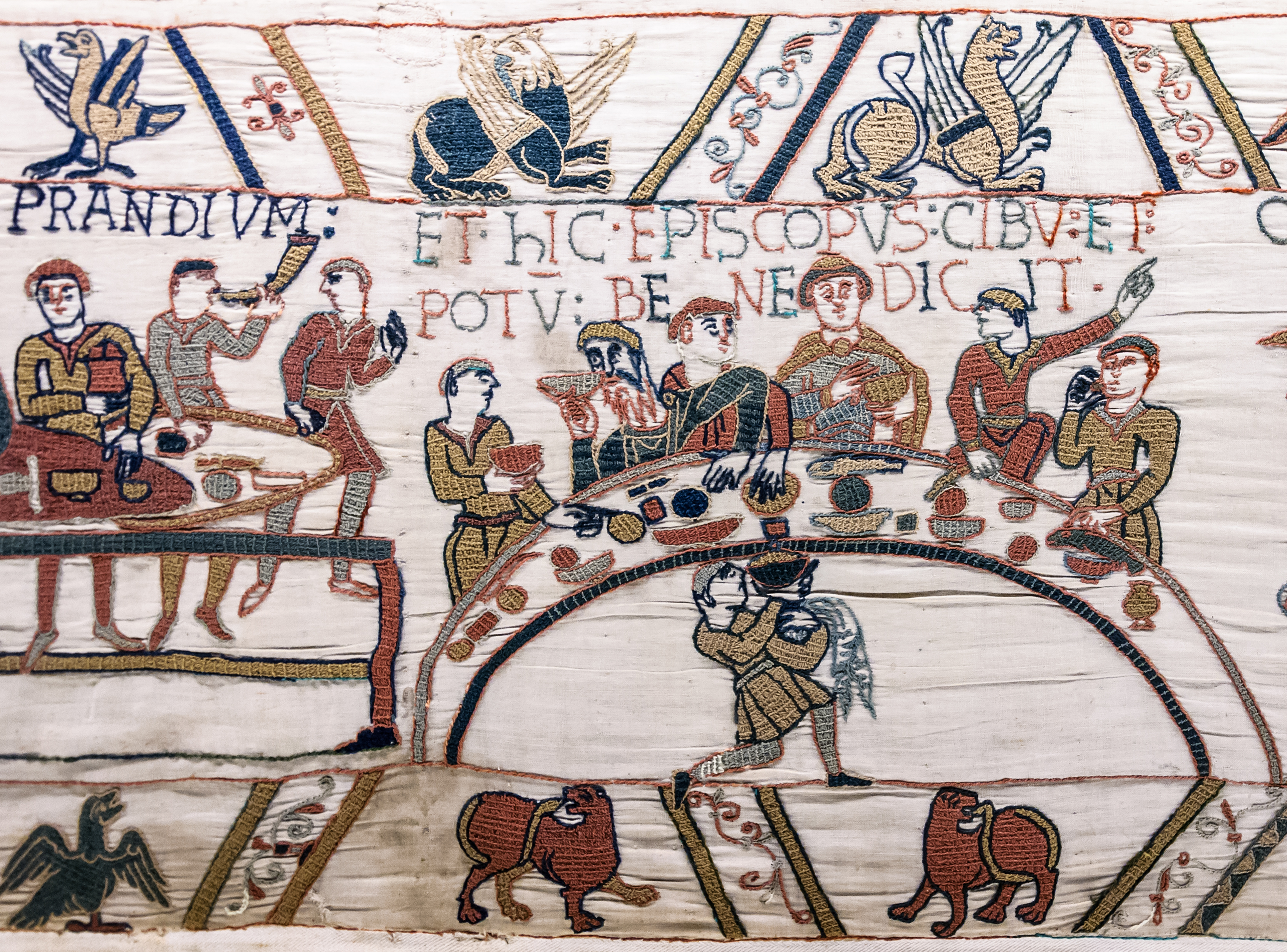 Tapisserie de Bayeux - Scène 43 : l'évêque Odon bénit le banquet.