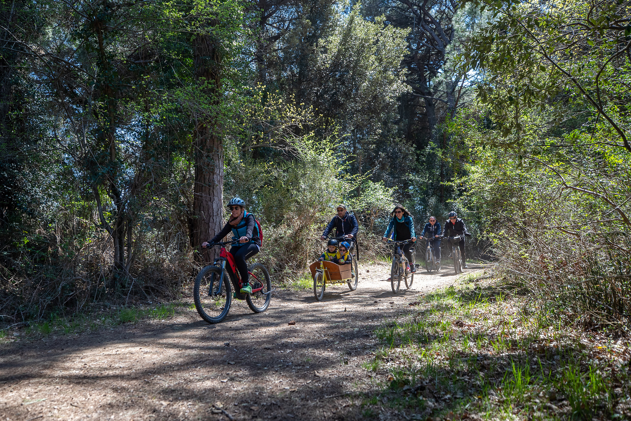 Cibi in bici, la manifestazione di Trail Romagna e CheftoChef- RavennaFood in compartecipazione col Comune di Ravenna, conferma il successo del turismo ambientale, ancor più se questo abbina alla scoperta del territorio il benessere e la gastronomia. 1000 i piatti preparati dagli chef Mattia Borroni, Erica Liverani, Matteo Salbaroli e Sabatino Restuccia (con il supporto di Sbrino) per i 250 partecipanti che in quattro tappe hanno percorso il tratto Sud del Parco del Delta del Po partendo dallo Chalet dei Giardini Pubblici di Ravenna. Un successo che è di buono auspicio per la pedalata della liberazione che vedrà ancora accanto Trail Romagna, Legambiente e FIAB Ravenna