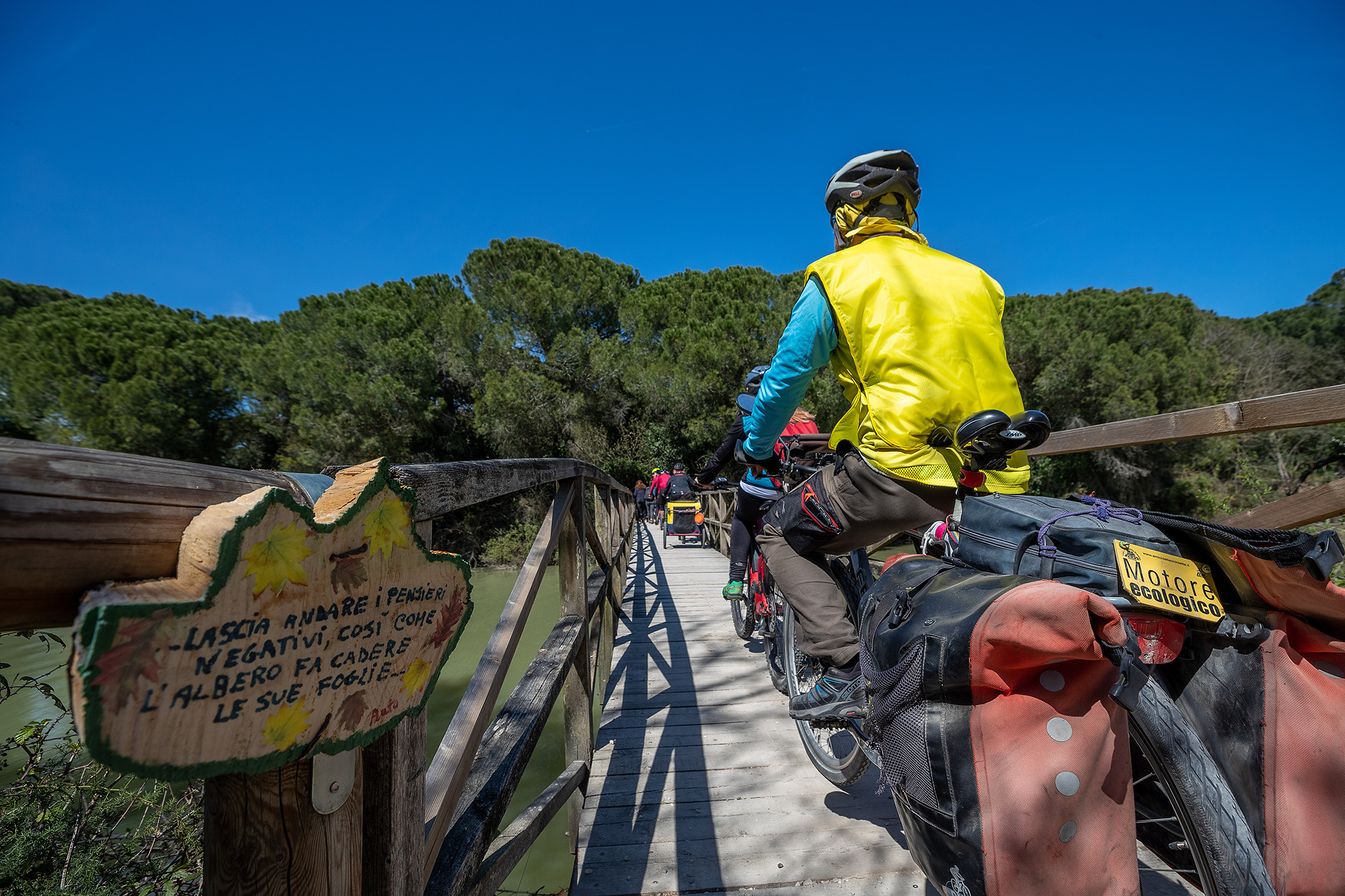 Cibi in bici, la manifestazione di Trail Romagna e CheftoChef- RavennaFood in compartecipazione col Comune di Ravenna, conferma il successo del turismo ambientale, ancor più se questo abbina alla scoperta del territorio il benessere e la gastronomia.
1000 i piatti preparati dagli chef Mattia Borroni, Erica Liverani, Matteo Salbaroli e Sabatino Restuccia (con il supporto di Sbrino) per i 250 partecipanti che in quattro tappe hanno percorso il tratto Sud del Parco del Delta del Po partendo dallo Chalet dei Giardini Pubblici di Ravenna. 
Un successo che è di buono auspicio per la pedalata della liberazione che vedrà ancora accanto Trail Romagna, Legambiente e FIAB Ravenna