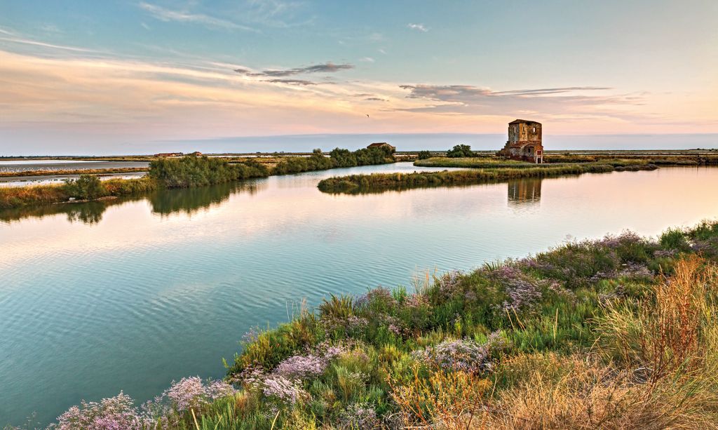 la-laguna-al-tramonto-nella-riserva-naturale-di-Comacchio_150836561